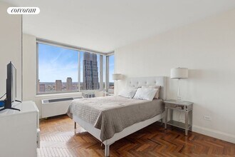 101 W 67th St in New York, NY - Building Photo - Building Photo