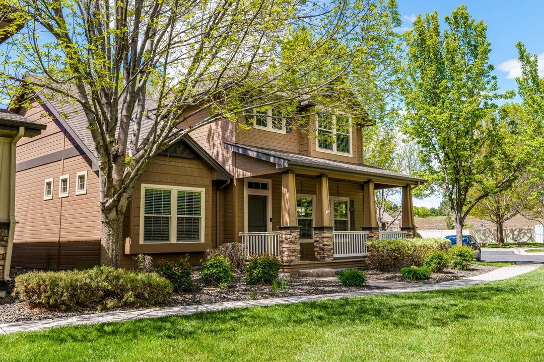 994 E Winding Creek Dr in Eagle, ID - Building Photo