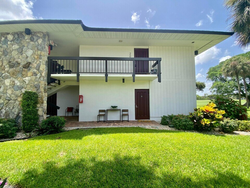 620 Greensward Ln in Delray Beach, FL - Building Photo