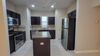 127 Wainscot Oak Wy in San Marcos, TX - Building Photo - Building Photo
