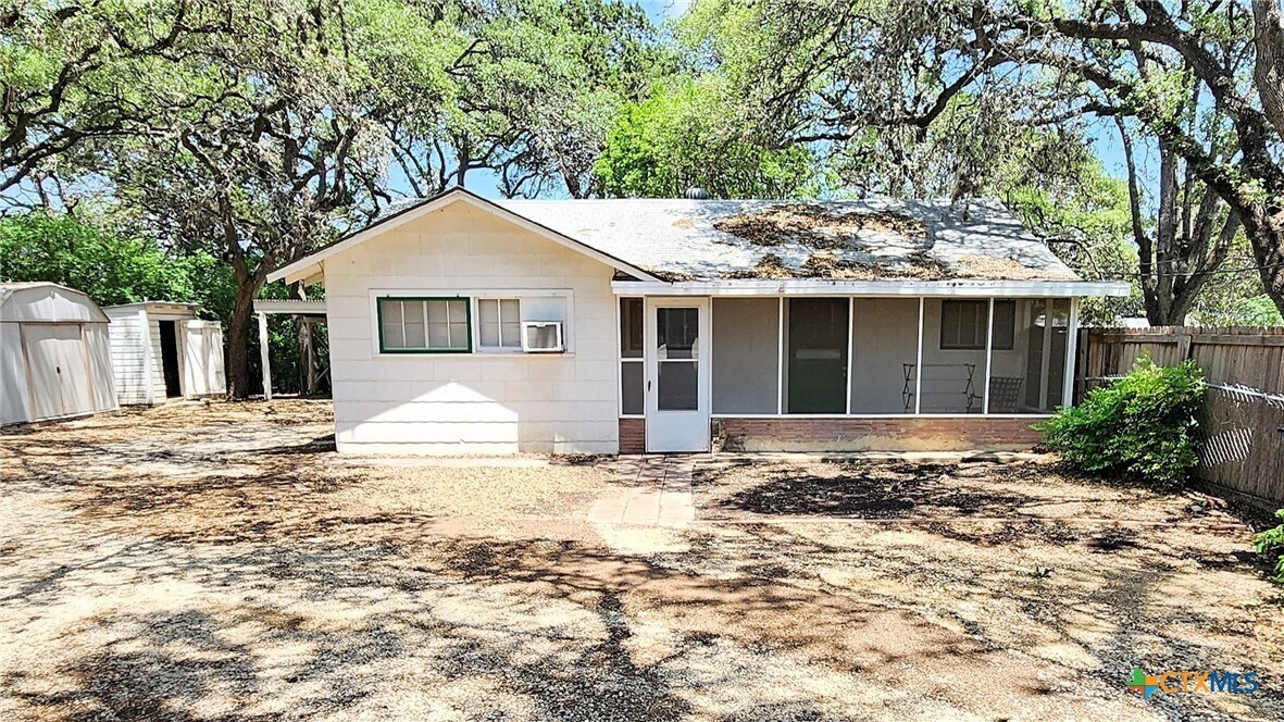 1432 N Walnut Ave in New Braunfels, TX - Foto de edificio