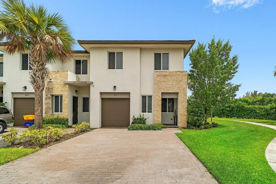 350 Pioneer Way in Royal Palm Beach, FL - Foto de edificio