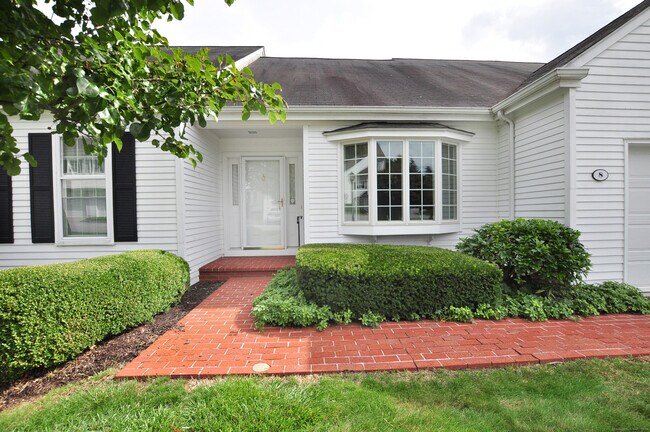 8 Dickinson Ct in Litchfield, CT - Building Photo - Building Photo