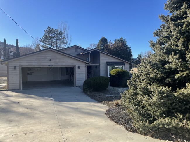 17681 Dike Ct in Tehachapi, CA - Building Photo - Building Photo