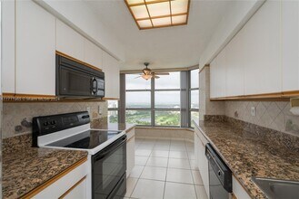 3500 Mystic Pointe Dr, Unit #3503 UPDATED 3 BEDROOM in Aventura, FL - Foto de edificio - Building Photo