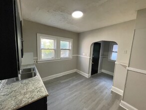 3437 E 103rd St in Cleveland, OH - Foto de edificio - Building Photo