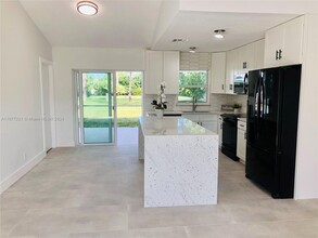 102 Village Cir in Jupiter, FL - Building Photo - Building Photo