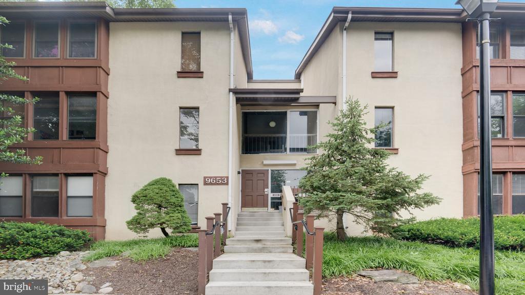 9653 White Acre Rd in Columbia, MD - Building Photo