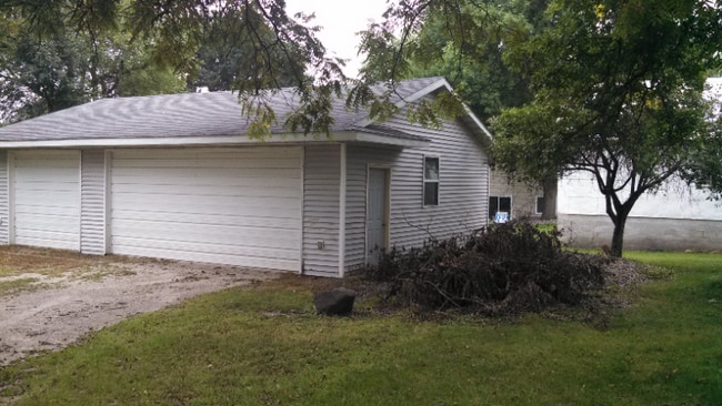 231 2nd St in Dassel, MN - Foto de edificio - Building Photo