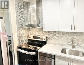 3025 Credit Crescent in Mississauga, ON - Building Photo - Building Photo