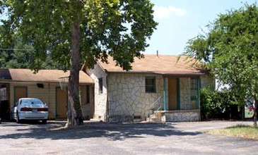 619 W Powell Ln in Austin, TX - Foto de edificio - Building Photo