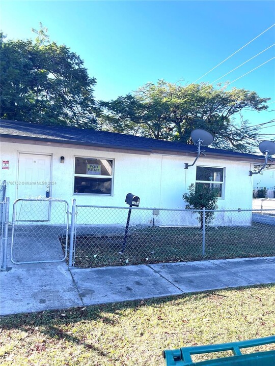 1329 NW 6th Ave in Florida City, FL - Building Photo