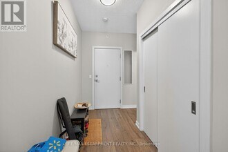 2087 Fairview St in Burlington, ON - Building Photo - Building Photo