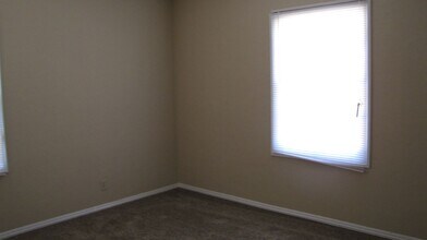 105 Brighton Way in Bakersfield, CA - Foto de edificio - Building Photo