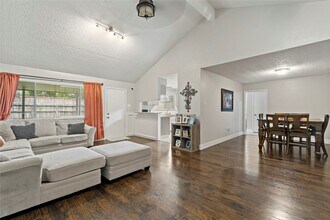 1910 E Navaho Trail in Katy, TX - Building Photo - Building Photo