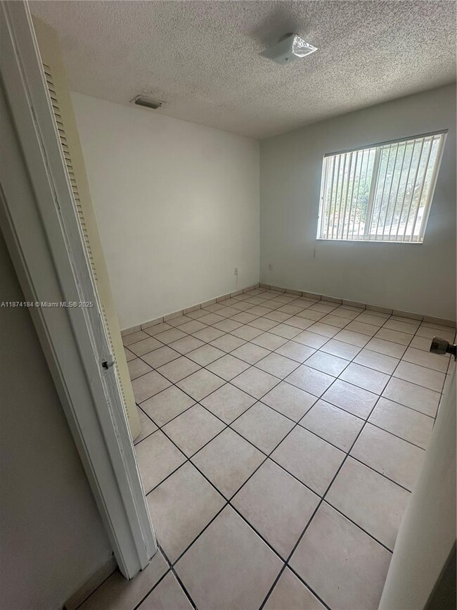 290 E 7th St in Hialeah, FL - Building Photo - Building Photo
