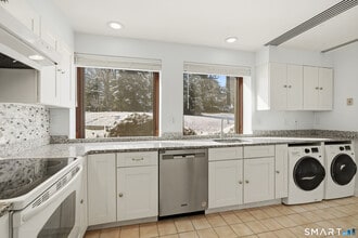 1 Milbank Ave in Greenwich, CT - Building Photo - Building Photo