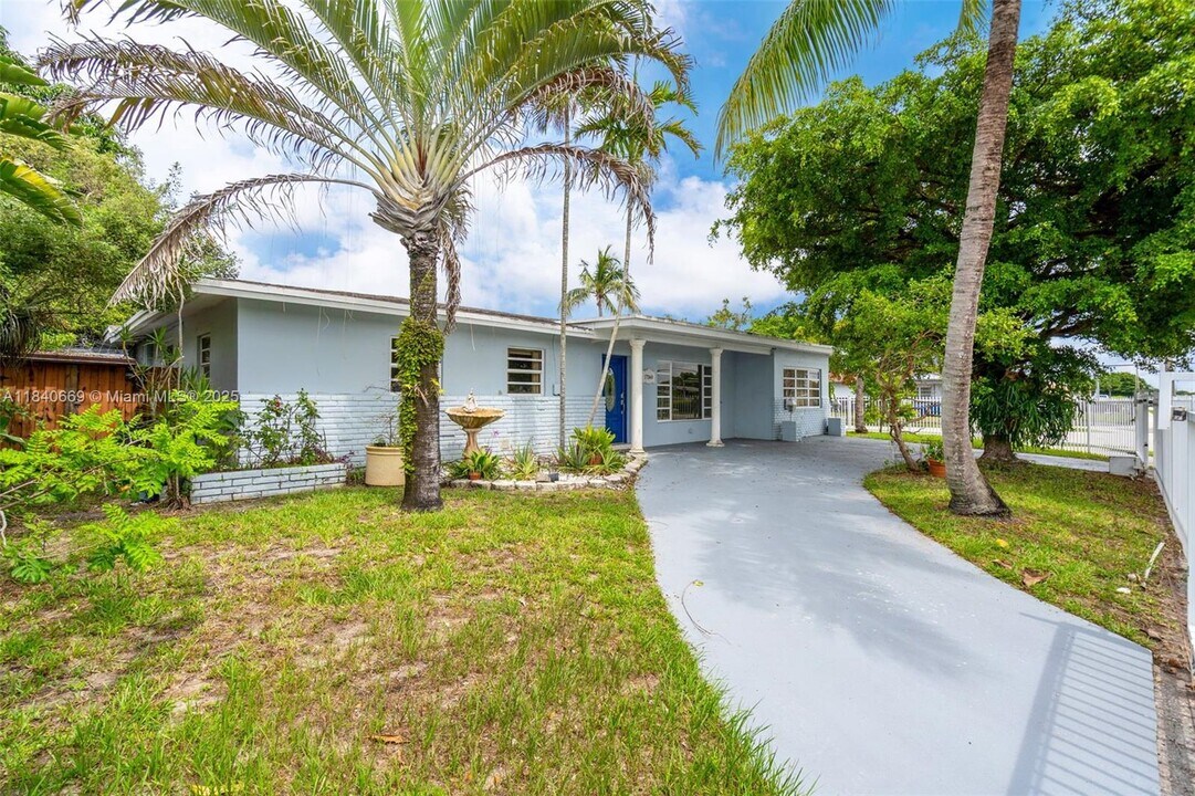 17260 NW 42nd Ct in Miami Gardens, FL - Building Photo
