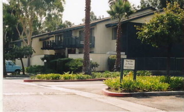 Woodlake Village I in La Habra, CA - Foto de edificio - Building Photo