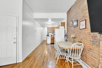 214 9th St in Jersey City, NJ - Building Photo - Building Photo