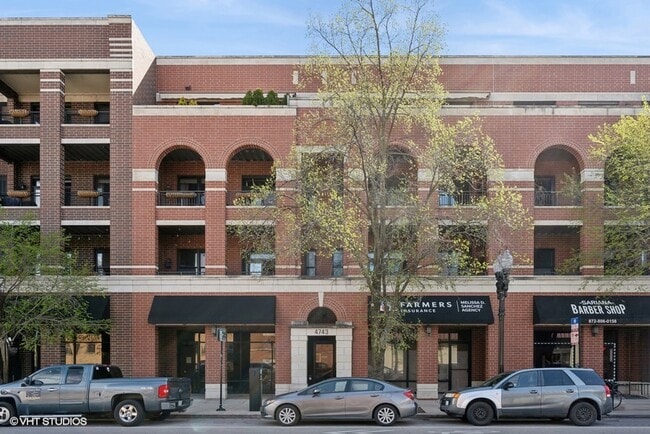 property at 4743 N Clark St