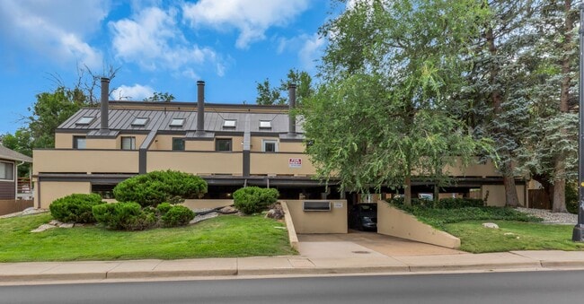 Canyon Crest Apartments in Boulder, CO - Foto de edificio - Building Photo