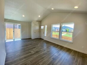 3263 NW 9th St in Redmond, OR - Foto de edificio - Building Photo