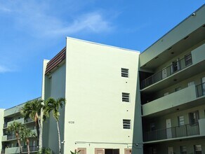 1638 Embassy Dr in West Palm Beach, FL - Building Photo - Building Photo
