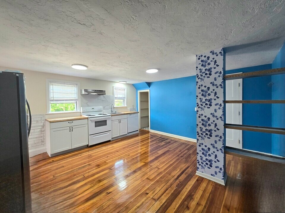 717 Main St in Weymouth, MA - Building Photo