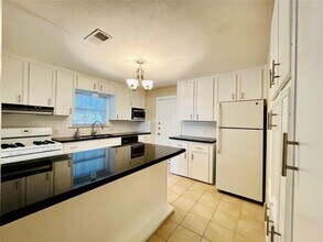 5418 Grand Lake St in Houston, TX - Foto de edificio - Building Photo