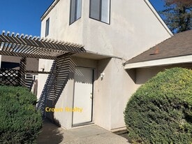 2811 W Mission Ct in Visalia, CA - Building Photo