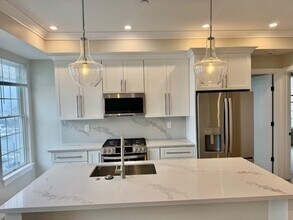 332 Victory Rd-Unit -302 in Quincy, MA - Building Photo - Building Photo