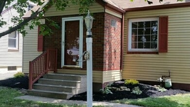817 Taylor in Girard, OH - Foto de edificio - Building Photo