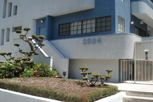 2584 S Centinela Ave in Los Angeles, CA - Foto de edificio - Building Photo