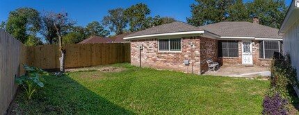 7043 Woodfern Dr in Houston, TX - Building Photo - Building Photo