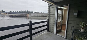 7 Lake Bellevue Dr in Bellevue, WA - Building Photo