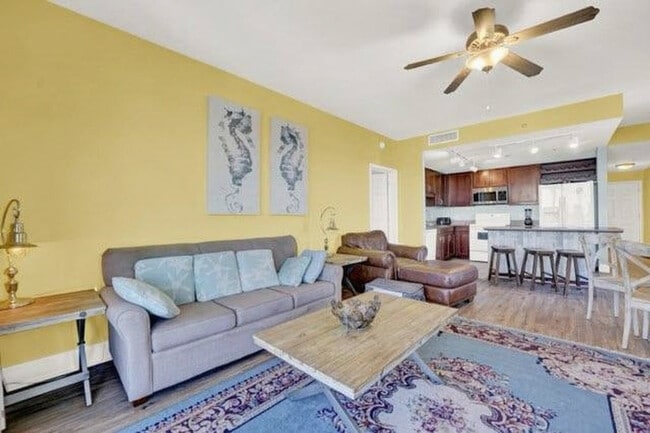 9800 S Thomas Dr in Panama City Beach, FL - Building Photo - Building Photo