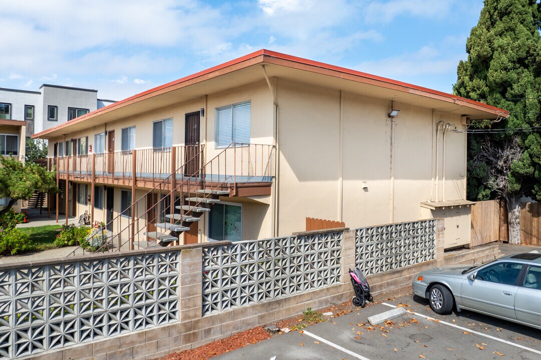 711 Berry Ave in Hayward, CA - Building Photo