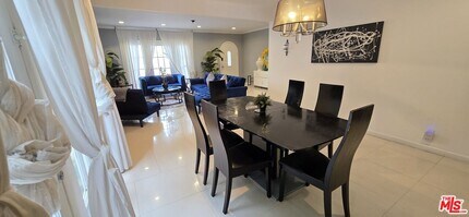 137 Rexford Dr in Beverly Hills, CA - Building Photo - Building Photo