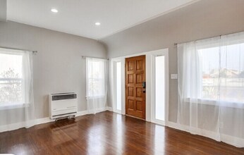 4909 S Gramercy Pl, Unit 4909 in Los Angeles, CA - Building Photo - Building Photo