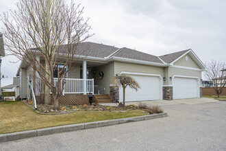 Jumping Pound Townhouse in Cochrane, AB - Building Photo - Building Photo