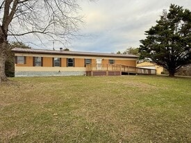 965 Weems Chapel Rd in Mosheim, TN - Building Photo