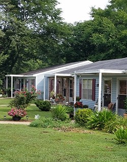 Cedars Green Apartments in Anniston, AL - Foto de edificio - Building Photo