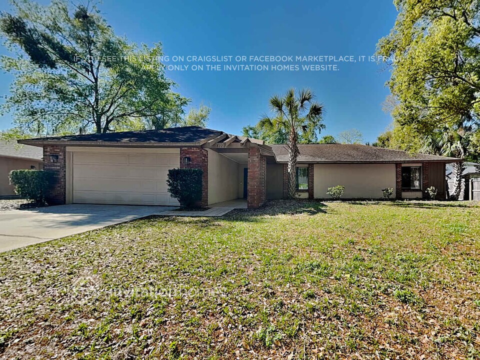 8228 Lost Lake Dr in Orlando, FL - Foto de edificio