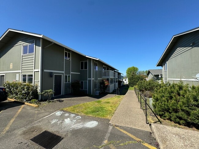 885 NE Sunset St in Roseburg, OR - Foto de edificio - Building Photo