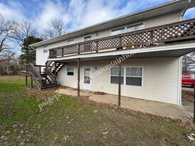 1842 Buzzard Roost Rd in Mountain Home, AR - Building Photo