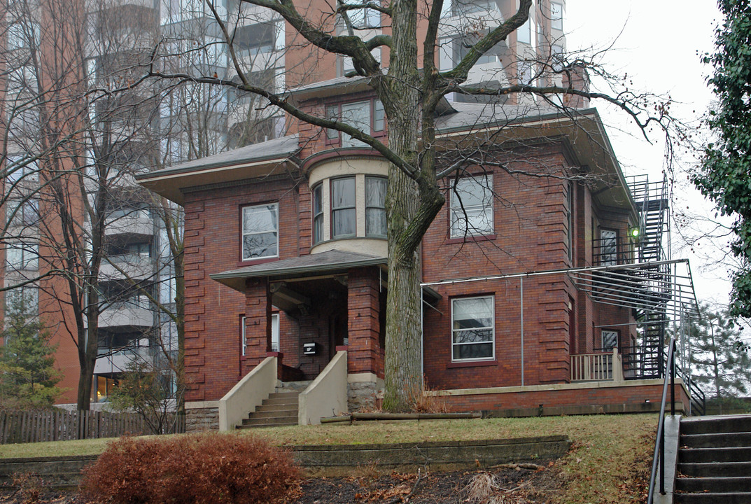 2100 St James Ave in Cincinnati, OH - Foto de edificio