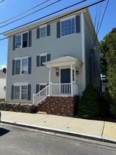 12 Easterbrooks Ave, Unit 2 in Bristol, RI - Building Photo - Building Photo