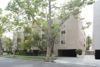 237 N Almont Dr in Beverly Hills, CA - Foto de edificio - Building Photo