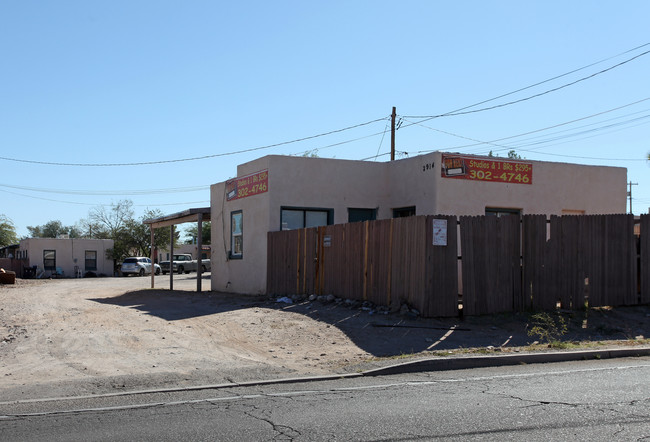 Stone Apartments in Tucson, AZ - Foto de edificio - Building Photo